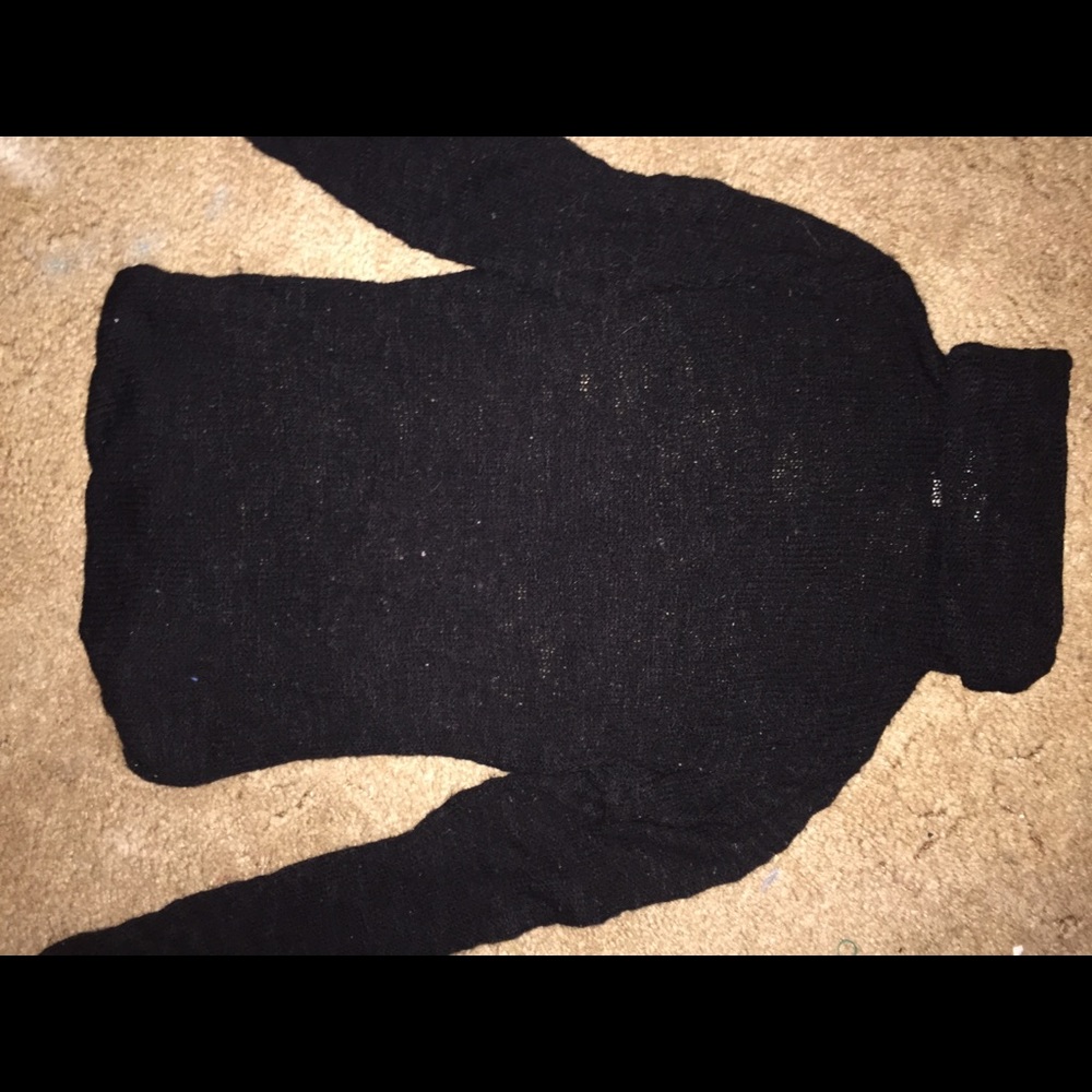 Turtle neck long sleeve.
